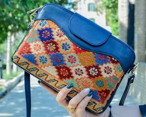 کیف گلیمی دستباف با ترکیب نقش های روستایی و پرداخت هنرمندانه